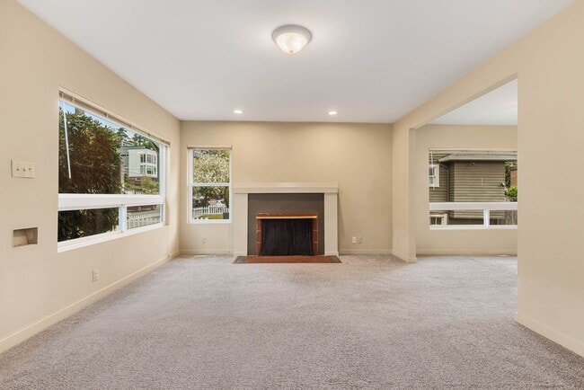 Building Photo - 2114 Dexter Ave N