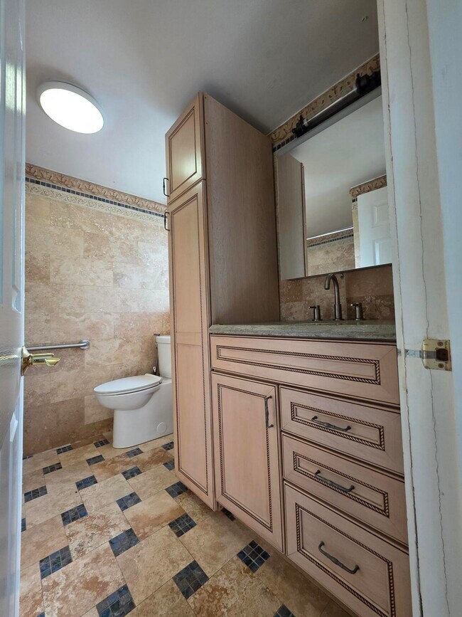 Building Photo - 201 S Lakeside Dr