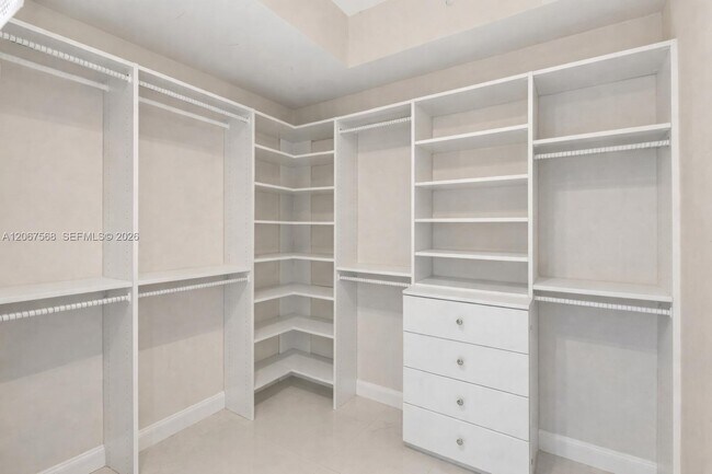 Building Photo - 3500 Mystic Pointe Dr