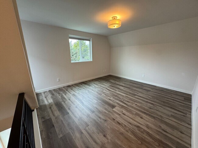 Building Photo - 2bd/1.75bs Seattle Townhome
