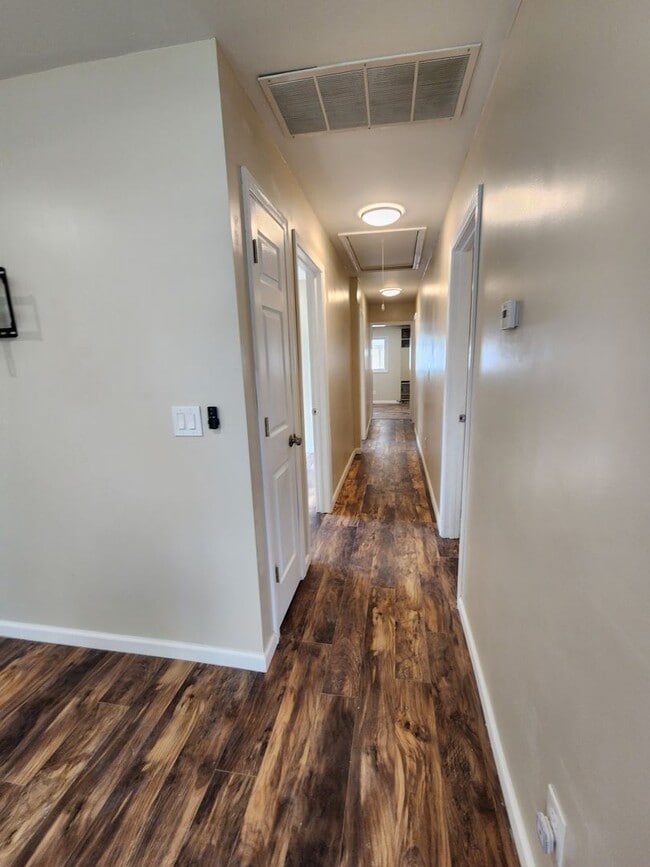Building Photo - Updated 3 Bedroom Ranch style home
