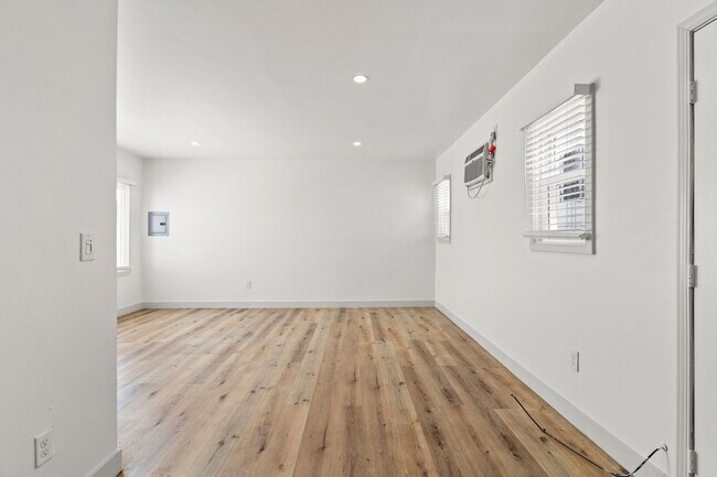 Building Photo - 1208 Daisy Ave