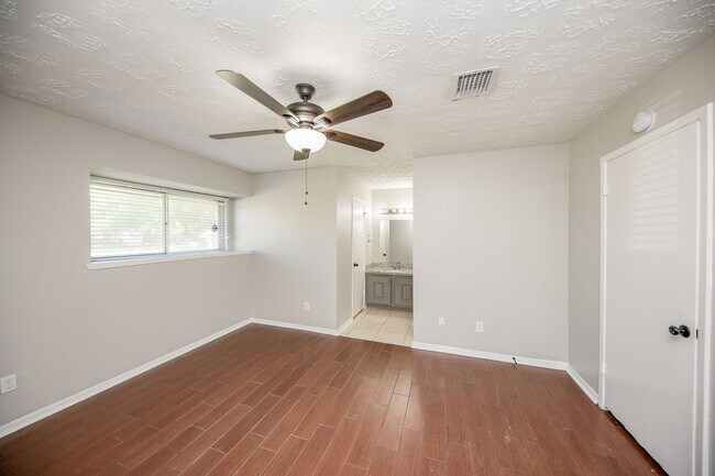 Building Photo - Coming Soon! Southwest Houston 3 bed/2 bat...
