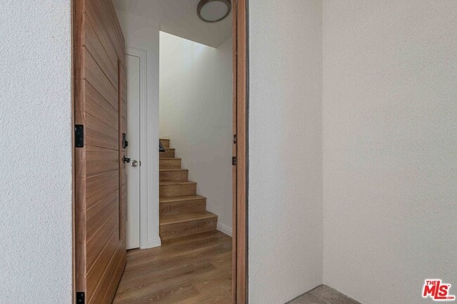 Building Photo - 815 N Kingsley Dr