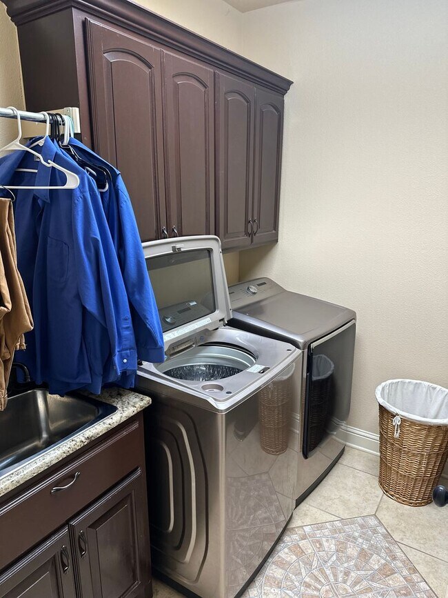 Building Photo - Available March 1st!  Modern 5-Bedroom 4-Bathroom Home in SW Bentonville