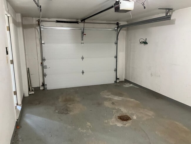 Building Photo - Large 3 Bedroom 2.5 bath townhome with additional finished room.