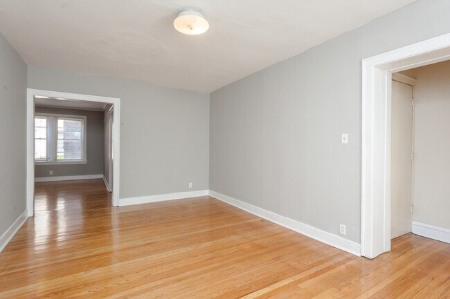 Building Photo - 2212 E 70th St