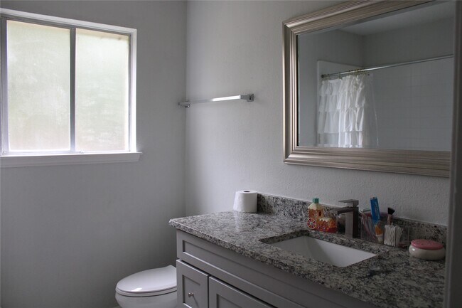 Building Photo - 819 Walbrook Dr