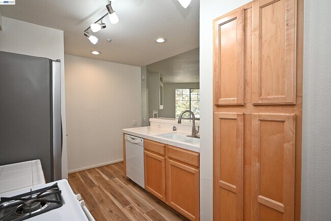 Building Photo - 280 Caldecott Ln