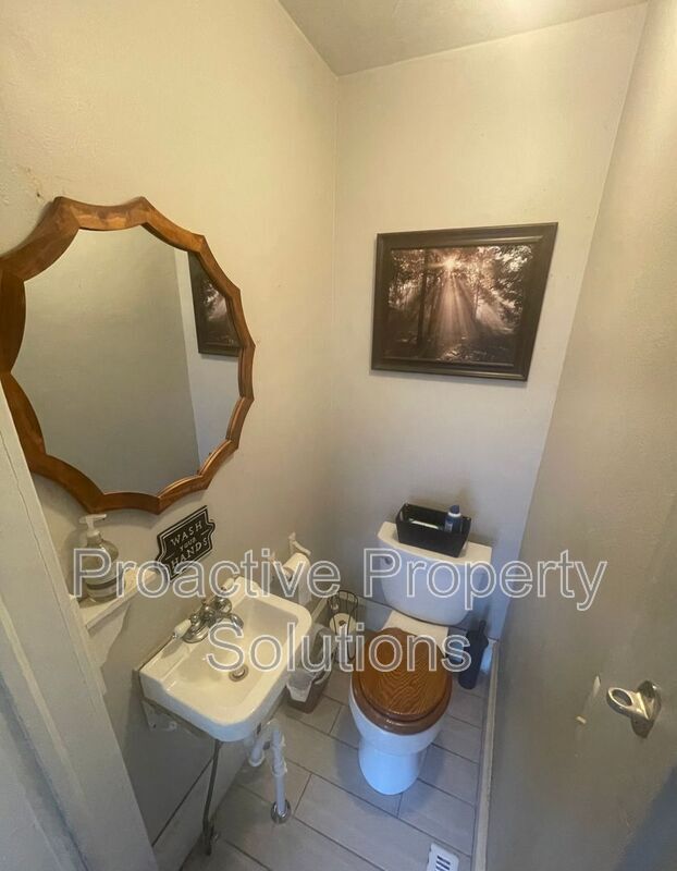 Building Photo - 528 Lindbergh Avenue