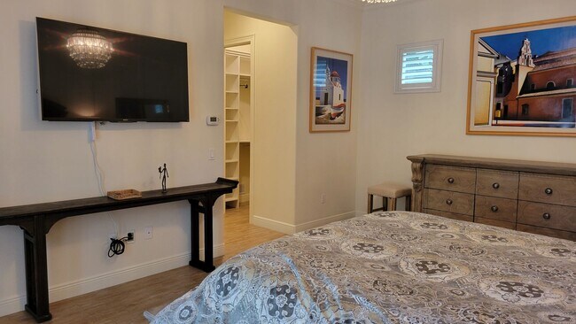 Building Photo - Seasonal stunning 5/5 pool home west of trail near Siesta Key!