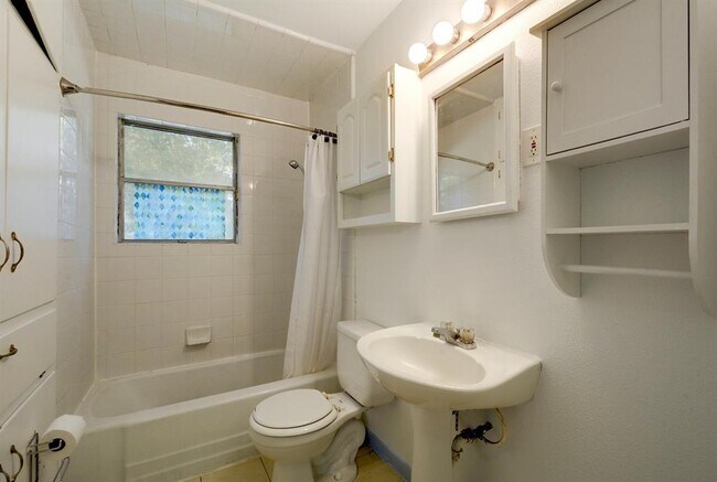 Building Photo - 4704 S Forest Dr