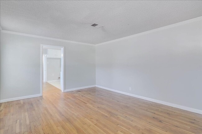 Building Photo - 6046 Hugo Dr