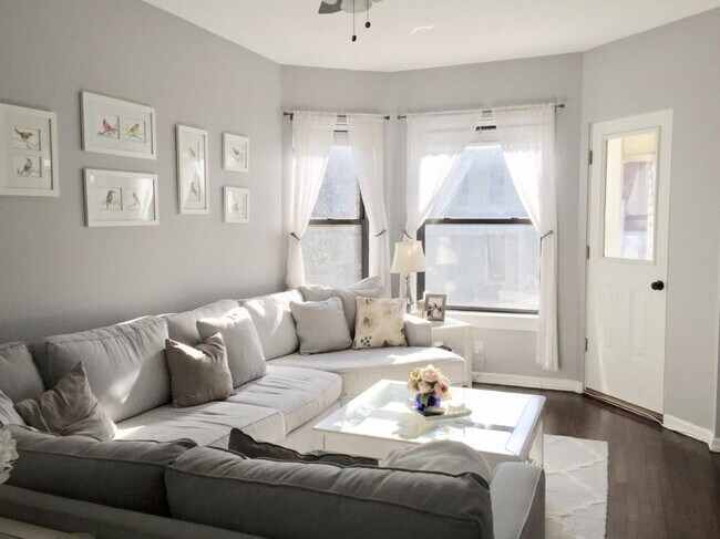 Building Photo - 2 bedroom in Chicago IL 60657