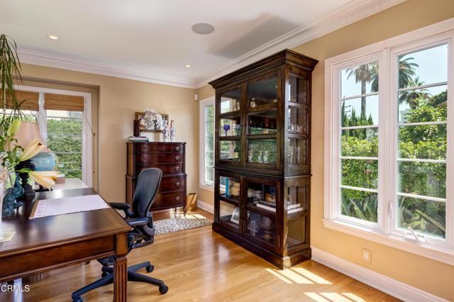 Building Photo - 807 N Doheny Dr