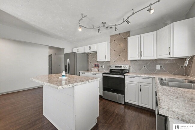 Building Photo - 8109 Valley Rd