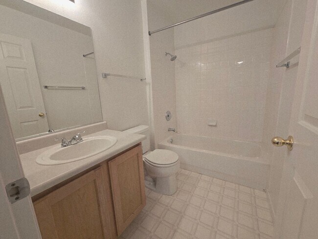 Building Photo - 2 BEDROOM TOWNHOUSE WITH 1 CAR GARAGE..HURRY, WON'T LAST!