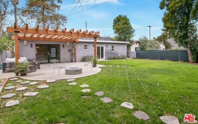 Building Photo - 6046 Fallbrook Ave