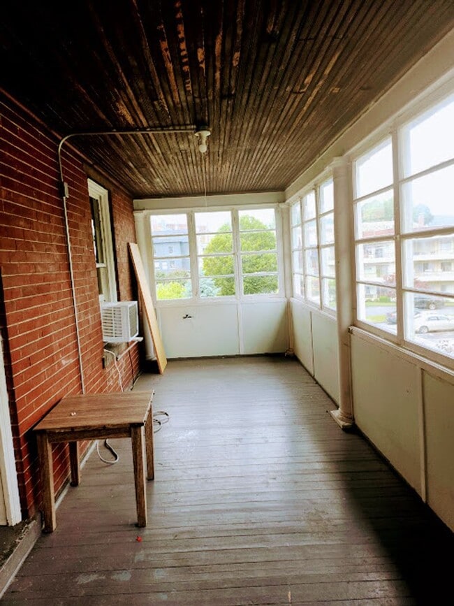 Building Photo - 233 E Pitt St