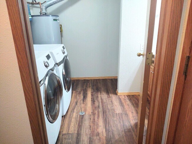 Building Photo - Spacious House - Brand New Flooring - Available Now!!