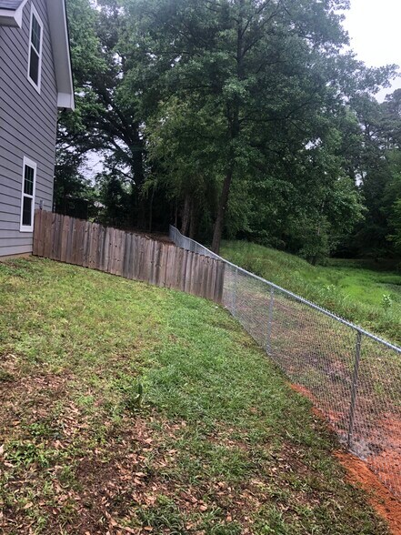 NEW FENCE FRONT TO BACK - 209 Reel Rd