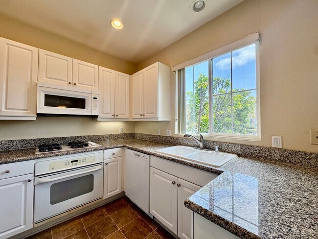 Building Photo - Amazing 2B/2BA w/ Attached 2 Car Garage, W...