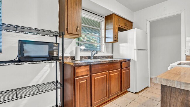 Building Photo - Renovated 3-Bed Furnished Home with Large ...