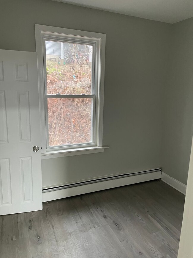 Building Photo - Fully renovated 6 bedroom single family house