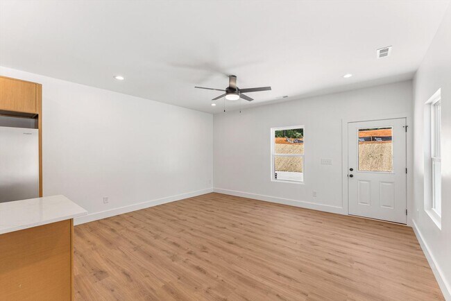 Building Photo - 3425 Garden Dr