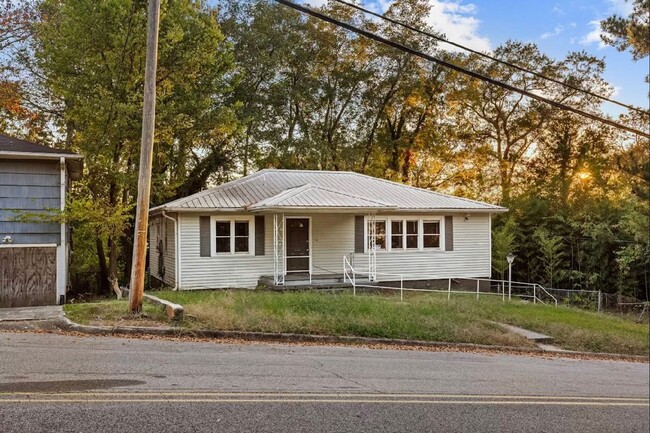 Primary Photo - Newly renovated 3 bedroom, 1 bath home wit...