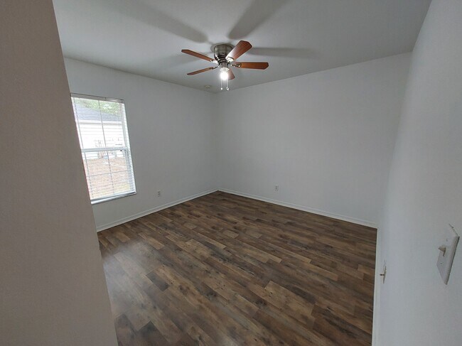 BDRM 3 - 557 Windermere Dr
