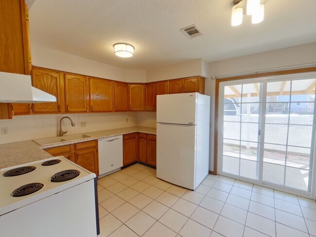 Building Photo - 812 N Sumac Rd