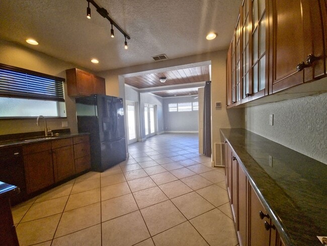 Building Photo - Glimpse Lake Minneola from the heart of do...