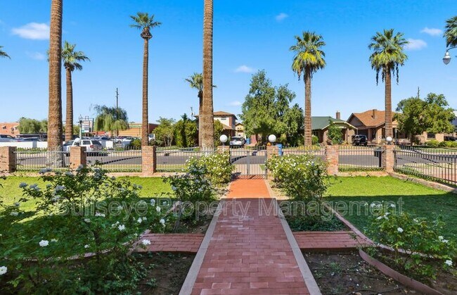 Building Photo - 525 W Lynwood St