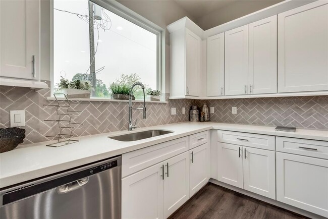 Building Photo - 3362 Pinemont Dr