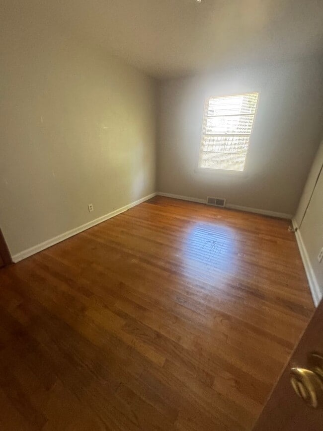 Building Photo - 5 BED / 2 BA home right next to Memorial S...