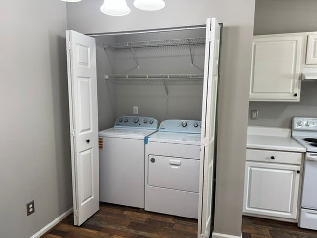 Building Photo - freshly paint 3 bed 2 bath townhome