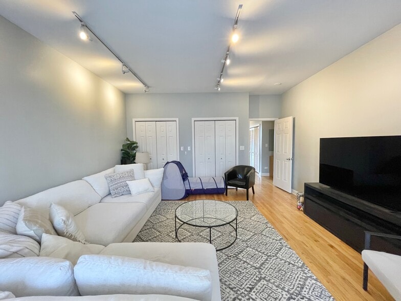 Building Photo - 2734 N Wolcott Ave