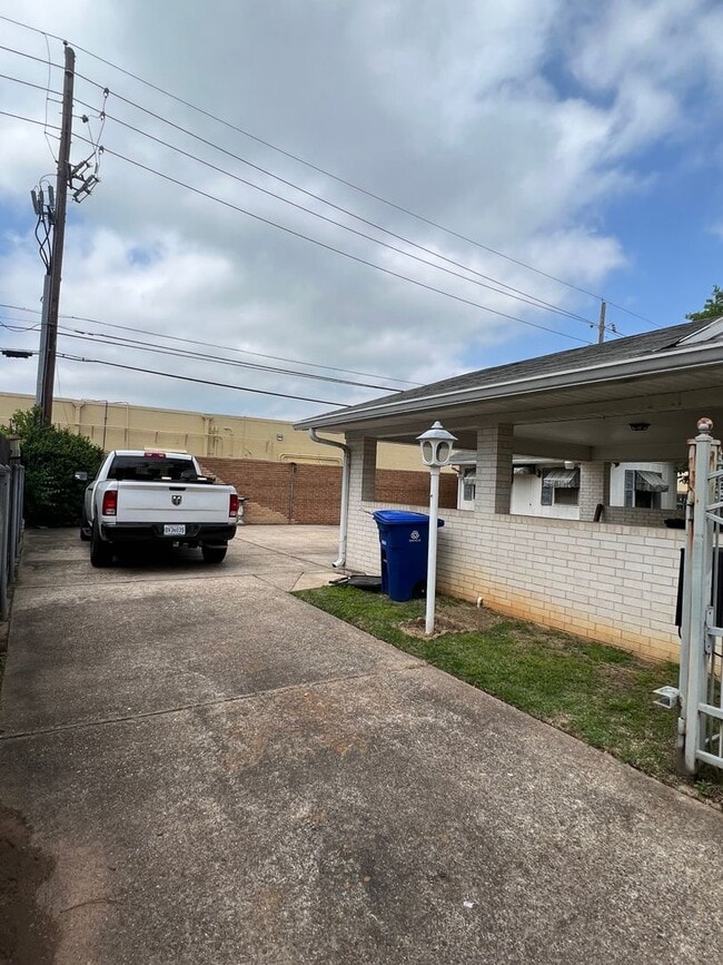 Building Photo - 810 Captain Shreve Dr