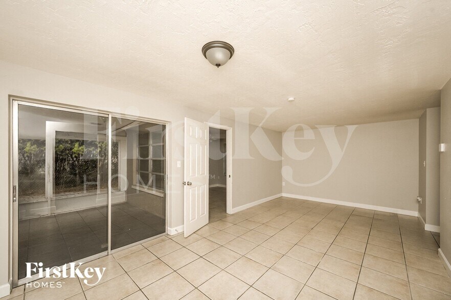 Building Photo - 8215 Winthrop Dr