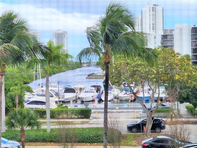 Building Photo - 3375 N Country Club Dr