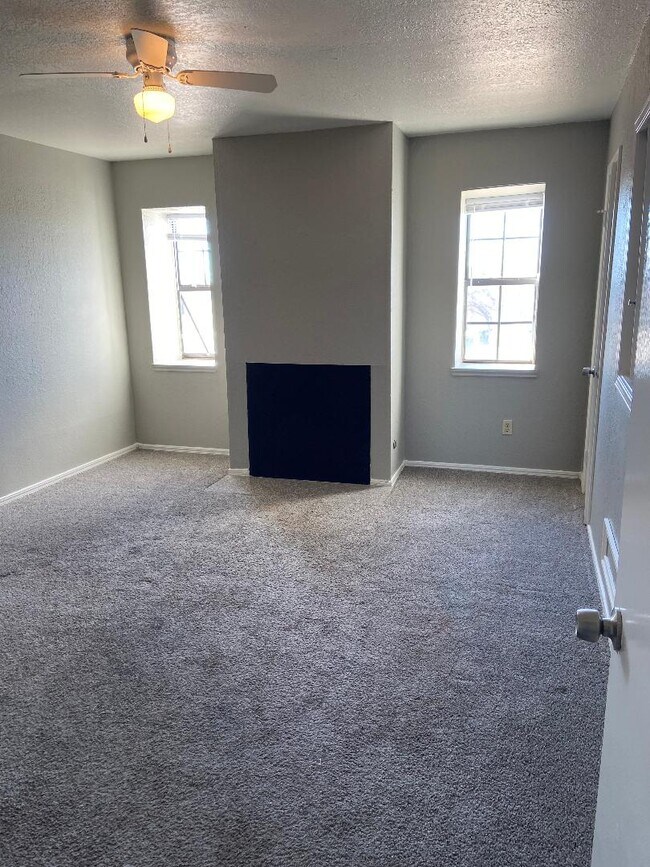 Building Photo - 2125 Beaumont Dr