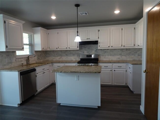 Building Photo - 8412 Pinewood Dr