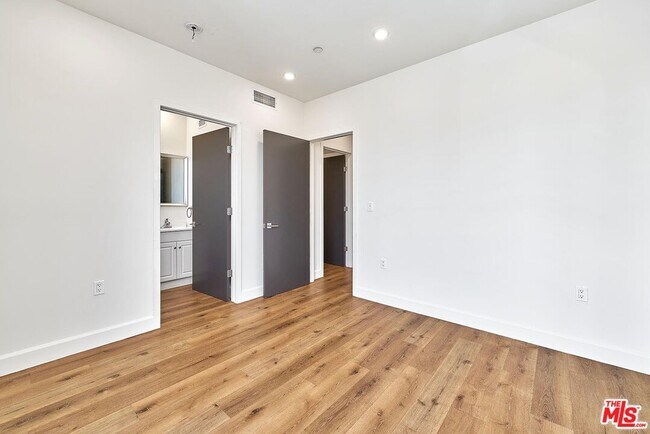 Building Photo - 14550 Burbank Blvd