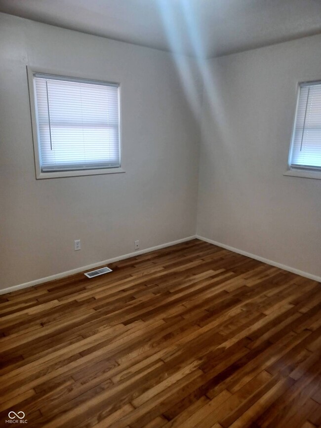 Building Photo - 33 S Post Rd