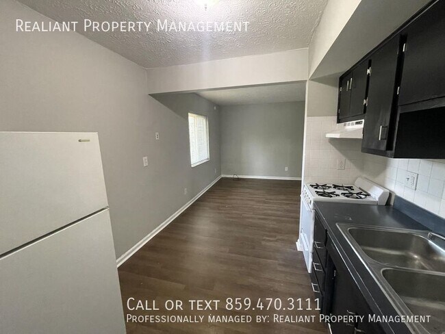 Building Photo - 208 Lakeshore Dr