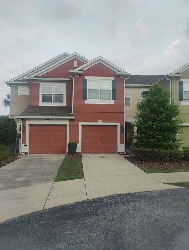 Building Photo - Townhouse in