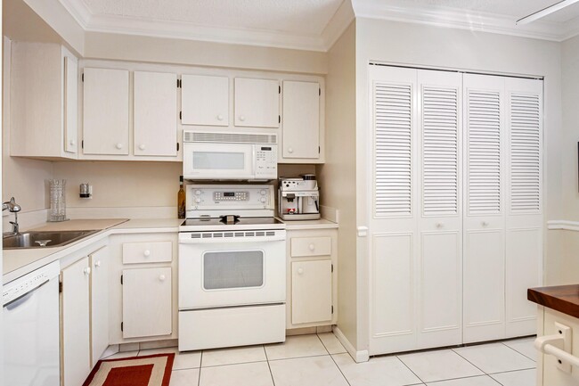 Building Photo - 6650 S Oriole Blvd