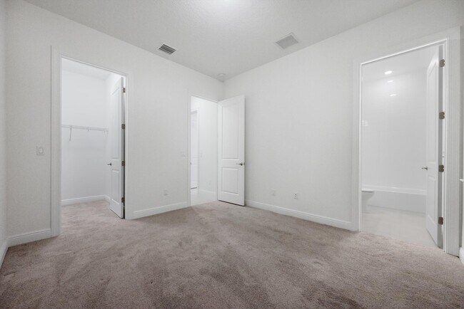 Building Photo - 5546 St Armands Way