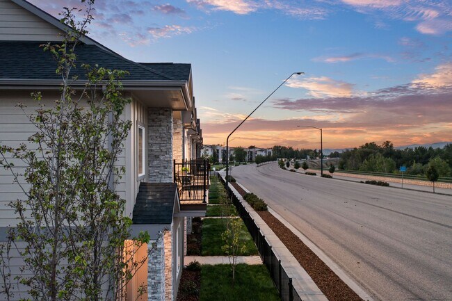 Building Photo - 2213 S Federal Way